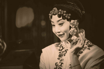 京剧女演员对着镜子佩戴首饰