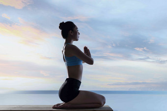 青年女人水上<strong>瑜伽瑜伽垫</strong>双手合十氛围照片