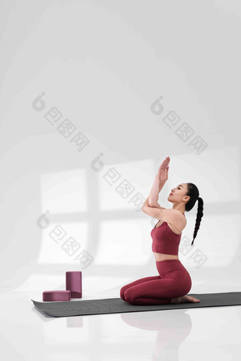年轻女人运动亚洲人瑜伽