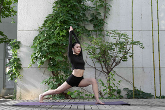 年轻女人在户外练习瑜伽摄影高质量相片