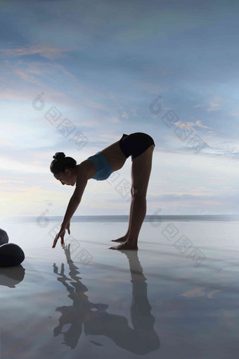 青年女人水上瑜伽创意白昼高端图片