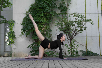 年轻女人在户外练习<strong>瑜伽</strong>摄影摄影