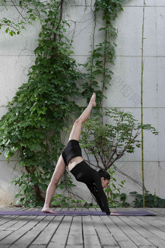 年轻女人在户外练习瑜伽自然高端照片