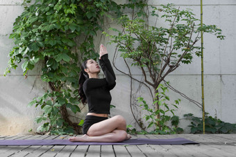 年轻女人在户外练习<strong>瑜伽</strong>舒适清晰拍摄