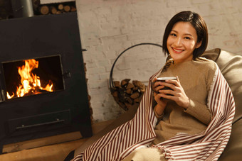 青年女人坐在房间里亚洲人清晰场景