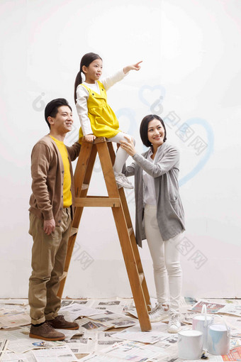 <strong>快乐</strong>家庭装修涂料青年夫妇创造力写实摄影图