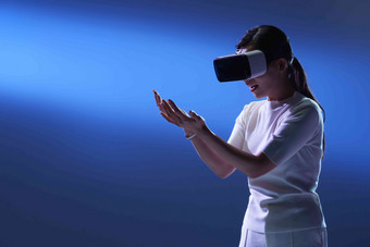 戴<strong>VR</strong>眼镜女士人工智能科技高清图片