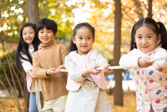 小学生在拔河比赛