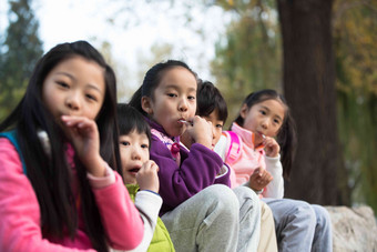 可爱的男孩女孩在户外玩耍