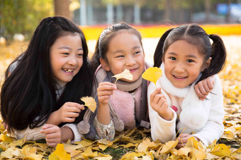 可爱的男孩女孩在户外玩耍