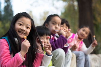 可爱的男孩女孩在户外玩耍