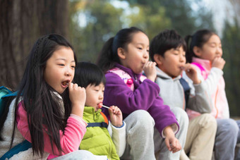 可爱的男孩女孩在户外玩耍