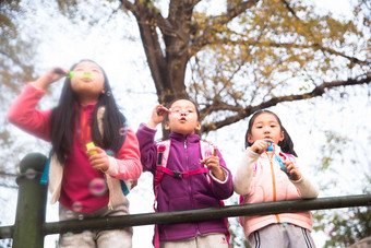 小学生在户外玩耍