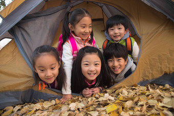 小学生在户外露营