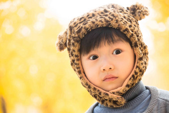 小男孩在户外玩耍