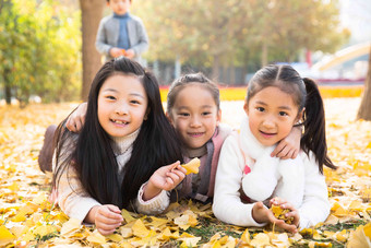 可爱的男孩女孩在户外玩耍