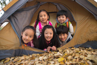 小学生在户外露营摄影氛围摄影图