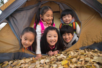 小学生在户外露营