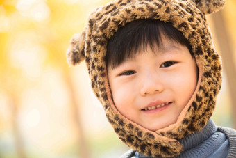 小男孩在户外玩耍