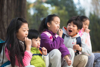 可爱的男孩女孩在户外玩耍