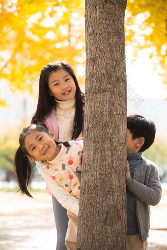 欢乐<strong>的男孩</strong>女孩在户外玩耍嬉戏<strong>的</strong>氛围图片