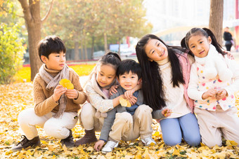 可爱的男孩女孩在户外玩耍