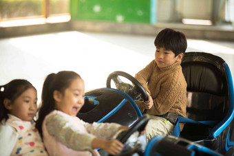 小学生在游乐场玩耍男孩高质量摄影