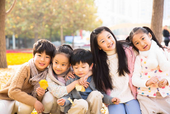 可爱的男孩女孩在户外玩耍