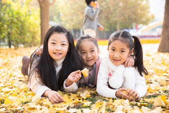 可爱的男孩女孩在户外玩耍