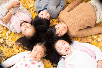 可爱的男孩女孩躺在地上