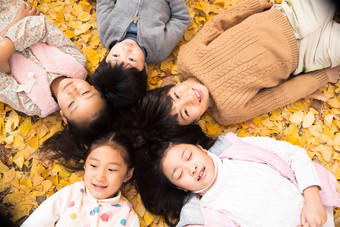 可爱的男孩女孩躺在地上