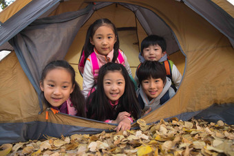 小学生在户外露营