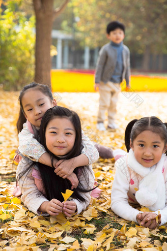 可爱的男孩女孩在户外玩耍