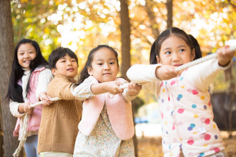 小学生在拔河比赛