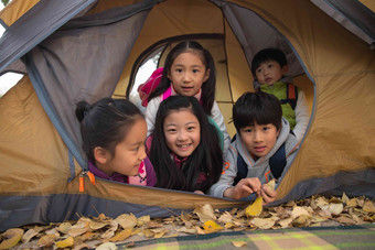 小学生在户外露营活力高清图片