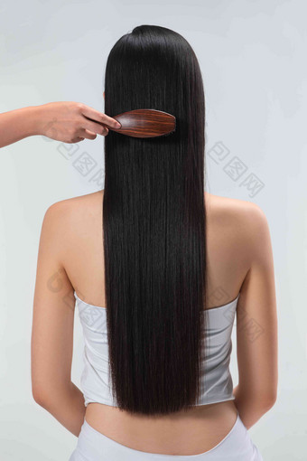 青年女人梳理头发美发师高质量影相