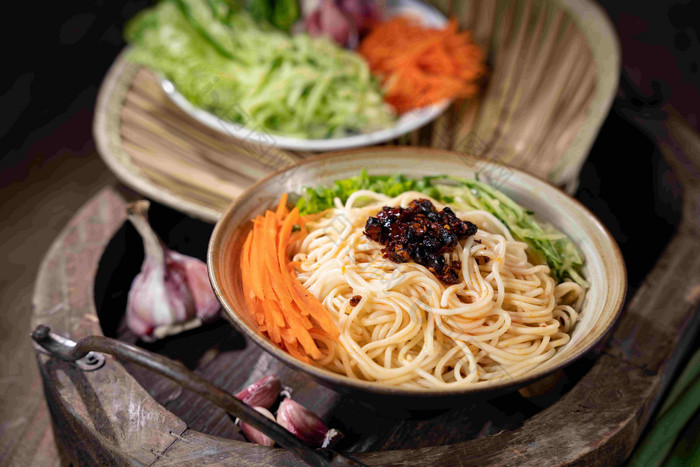 炸酱面食物饮食熟食写实拍摄