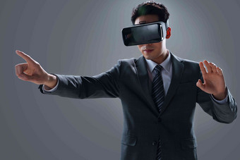 戴VR<strong>眼镜</strong>男士人工智能多媒体未来氛围场景