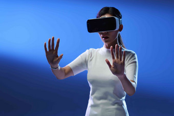 戴VR眼镜女士眼镜通讯高端摄影图