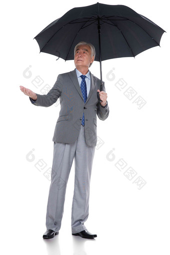一个商务老年男人在打伞灰发清晰场景