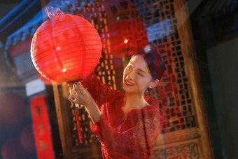 年轻女人灯笼庆祝气氛中国文化