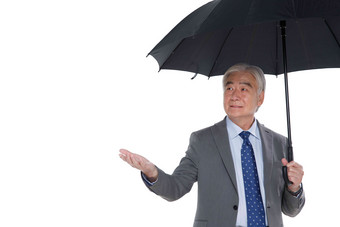 一个商务老年男人在打伞