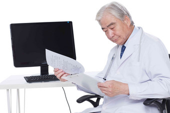 一个老年医生在看病历卡一个人相片