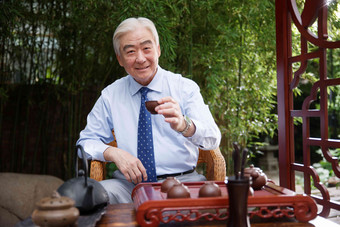 一个老年男人饮茶中国人场景