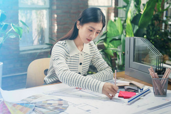 青年女设计师在办公室工作