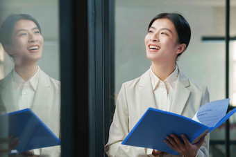 自信的青年商务女士在办公室