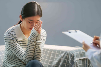 青年女人和心理医生交谈