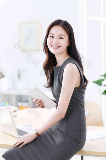 商务女人使用平板电脑轻松办公高清镜头