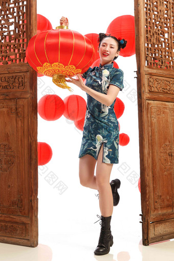 快乐女人拿着红灯笼<strong>过新年</strong>古典风格高质量相片