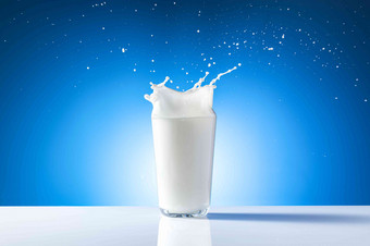 奶制品落下牛奶营养品素材